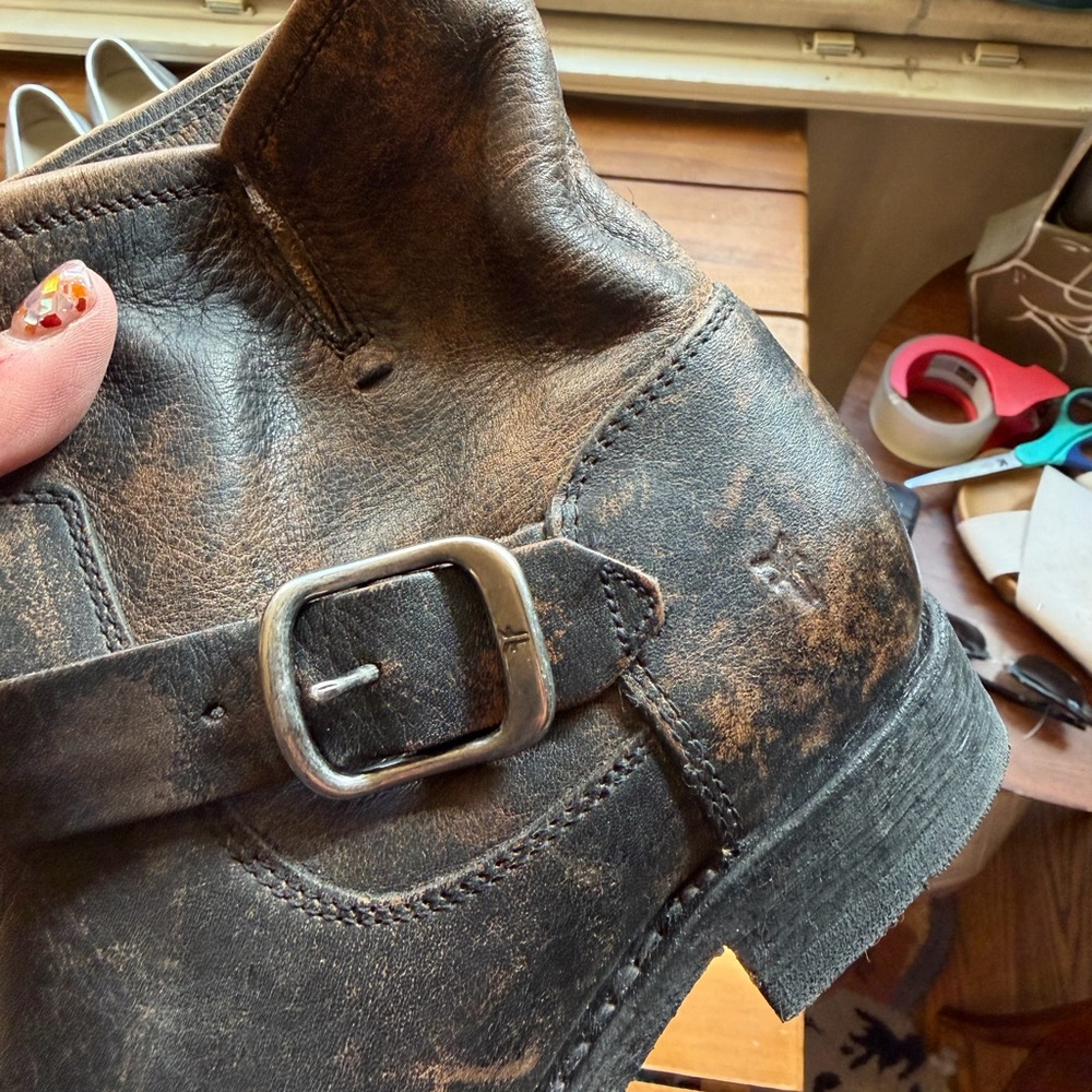 Frye Women's Distressed Brown Leather Ankle Boots Size 7 - Picture 3 of 7